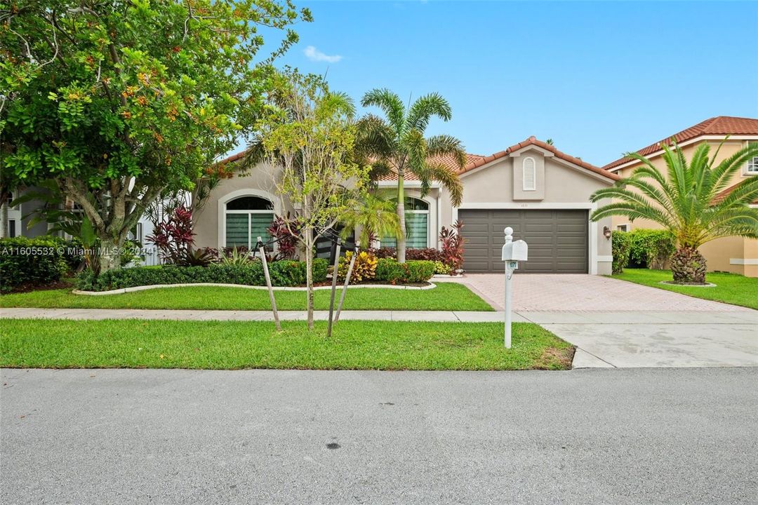 Active With Contract: $794,900 (3 beds, 2 baths, 2074 Square Feet)