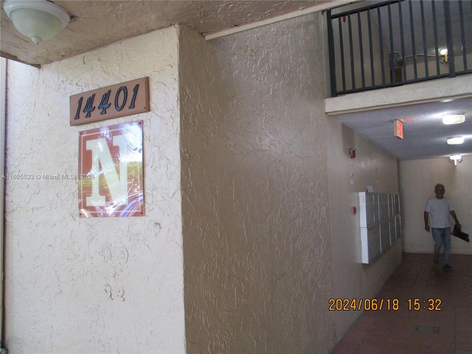 For Sale: $240,000 (1 beds, 1 baths, 614 Square Feet)