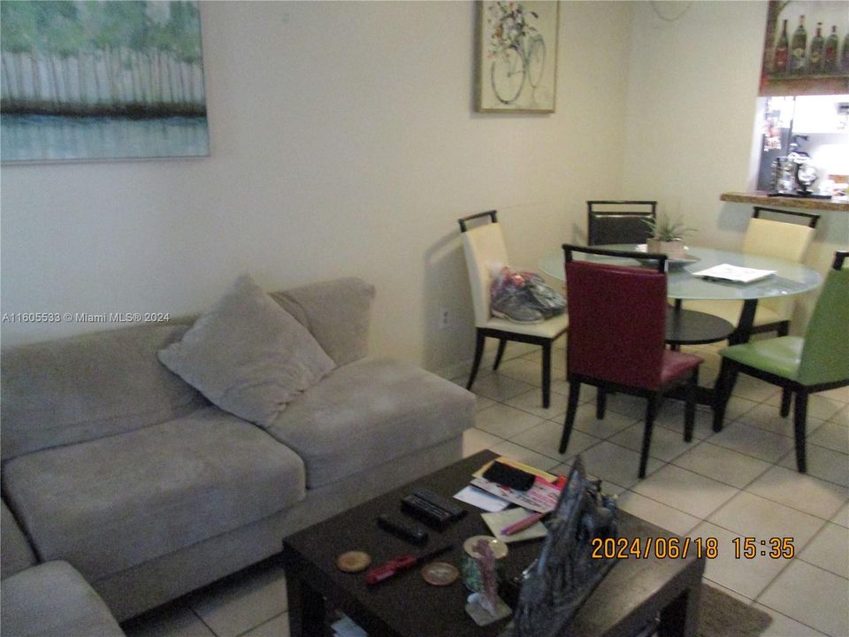 For Sale: $240,000 (1 beds, 1 baths, 614 Square Feet)