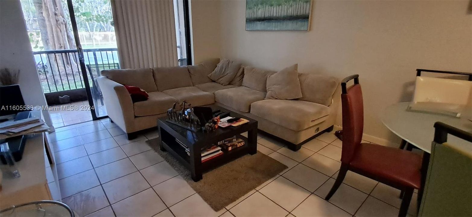 For Sale: $240,000 (1 beds, 1 baths, 614 Square Feet)