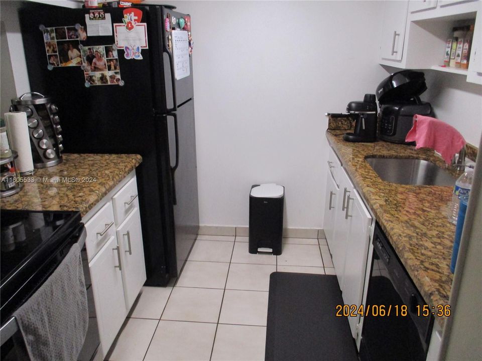 For Sale: $240,000 (1 beds, 1 baths, 614 Square Feet)