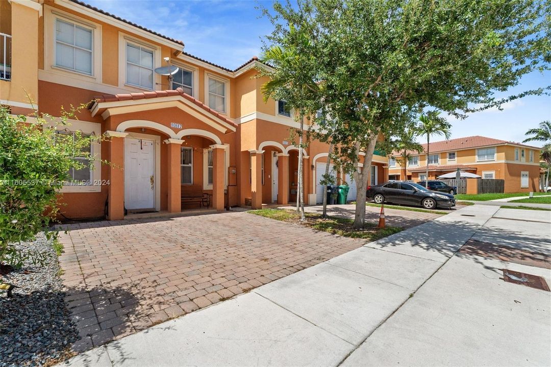 Recently Sold: $385,000 (3 beds, 2 baths, 1572 Square Feet)