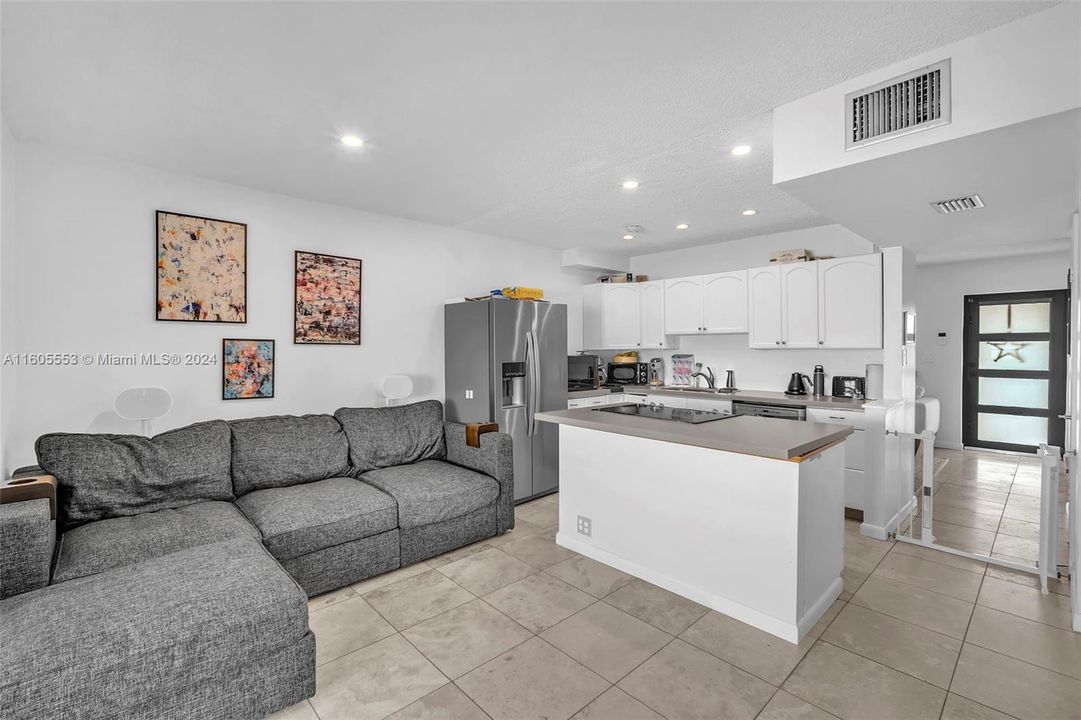 Recently Sold: $465,000 (2 beds, 2 baths, 1007 Square Feet)