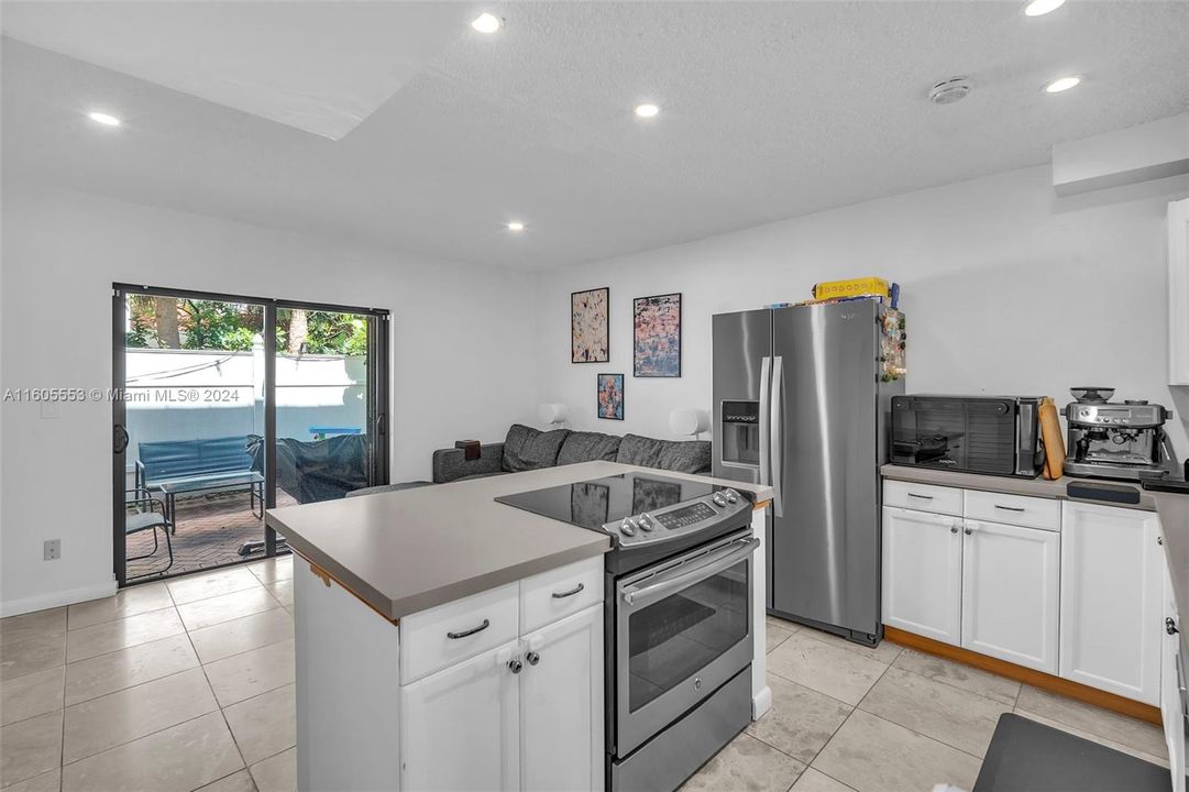 For Sale: $465,000 (2 beds, 2 baths, 1007 Square Feet)