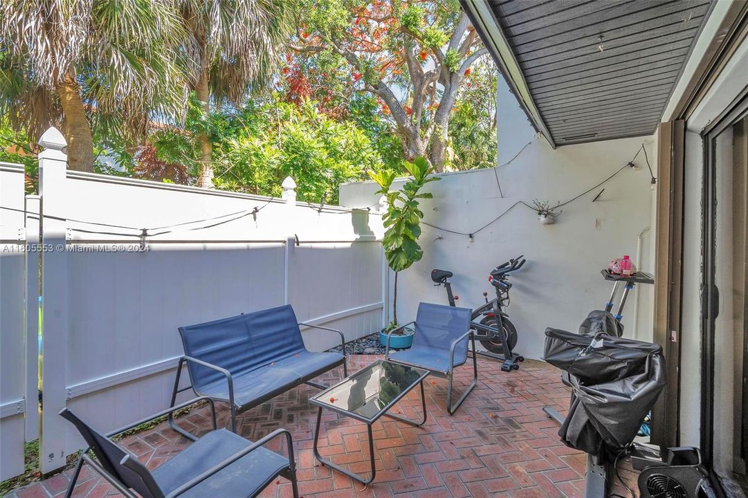 For Sale: $465,000 (2 beds, 2 baths, 1007 Square Feet)