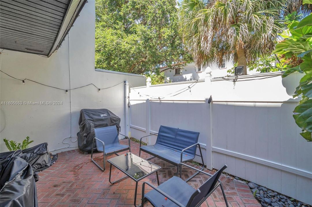 For Sale: $465,000 (2 beds, 2 baths, 1007 Square Feet)