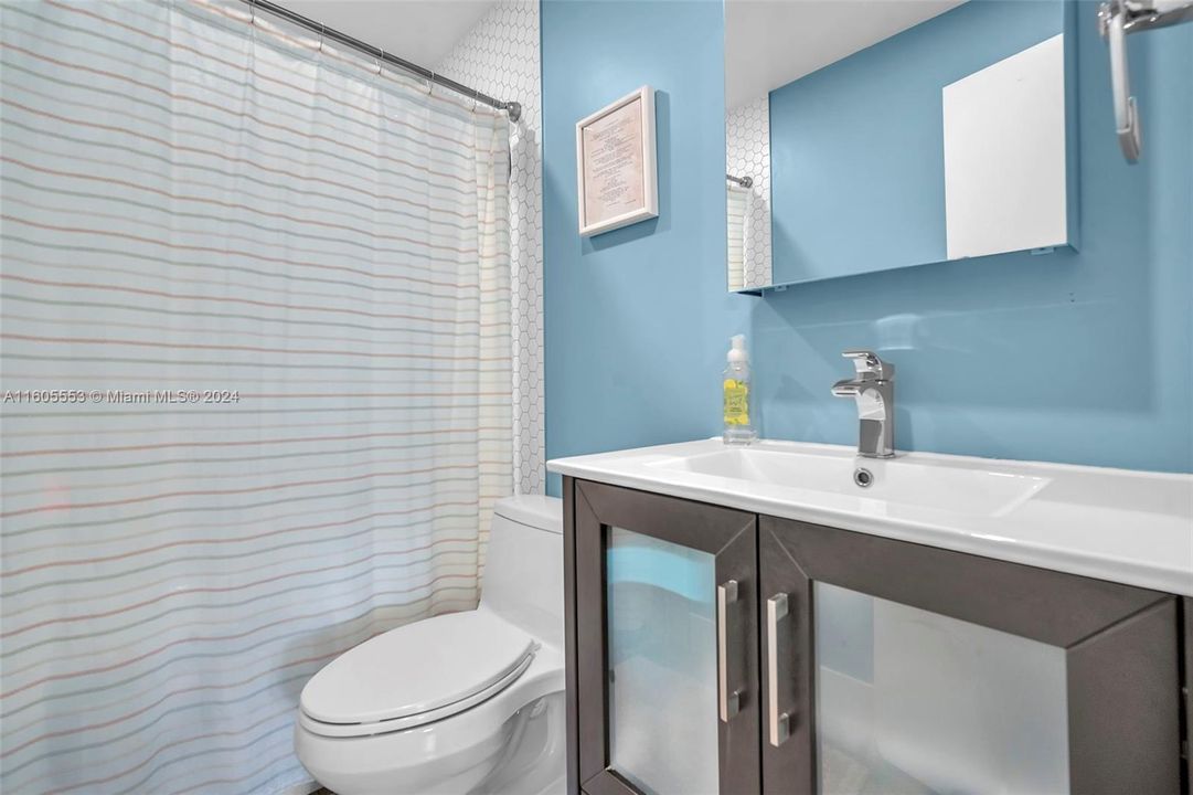 Recently Sold: $465,000 (2 beds, 2 baths, 1007 Square Feet)