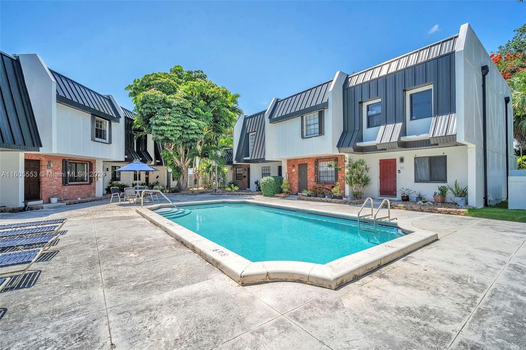 For Sale: $465,000 (2 beds, 2 baths, 1007 Square Feet)