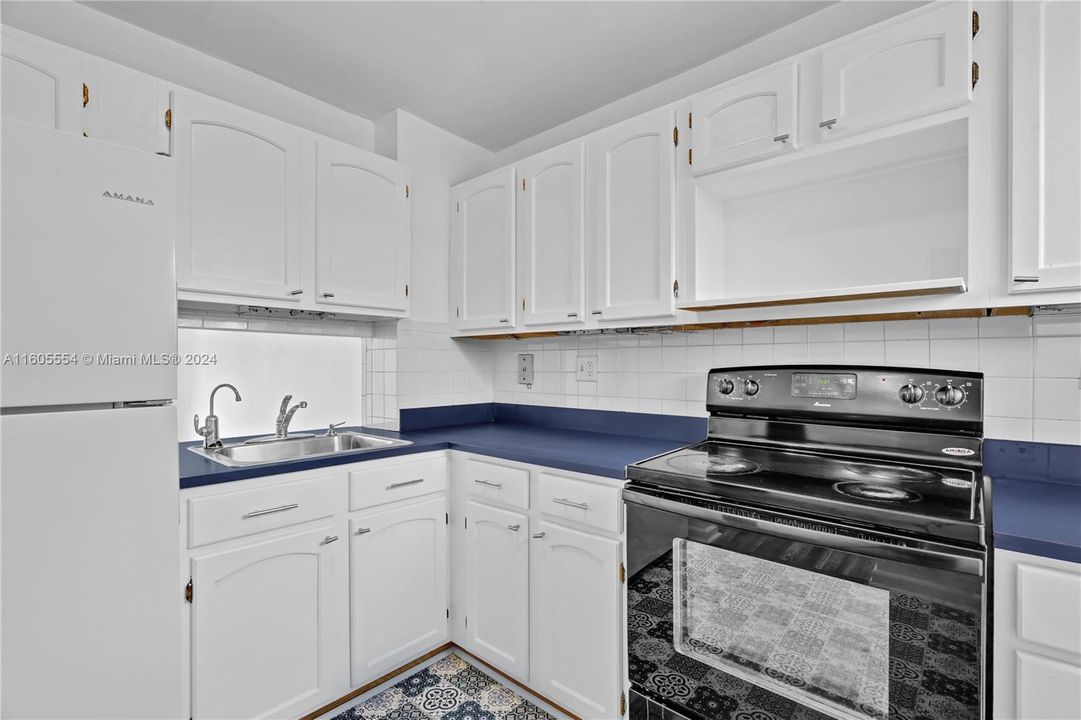 For Sale: $317,000 (1 beds, 1 baths, 670 Square Feet)