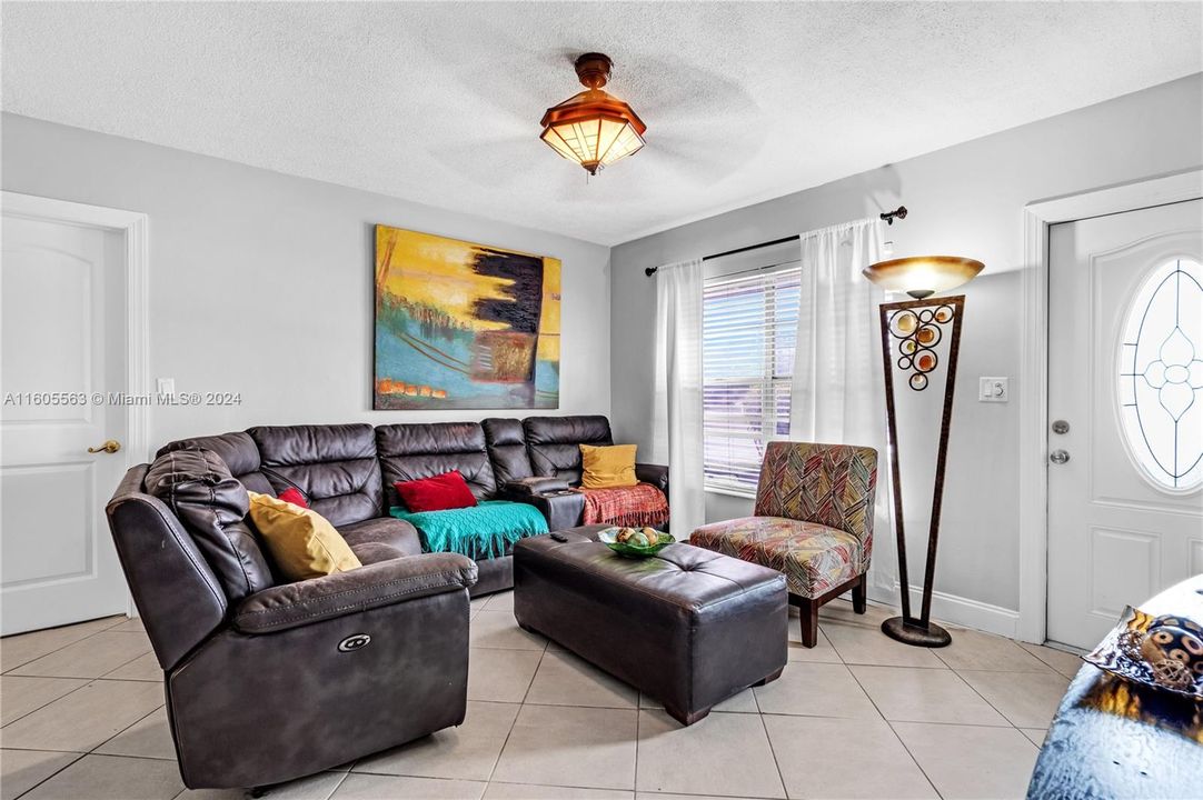 Active With Contract: $399,000 (3 beds, 2 baths, 1285 Square Feet)