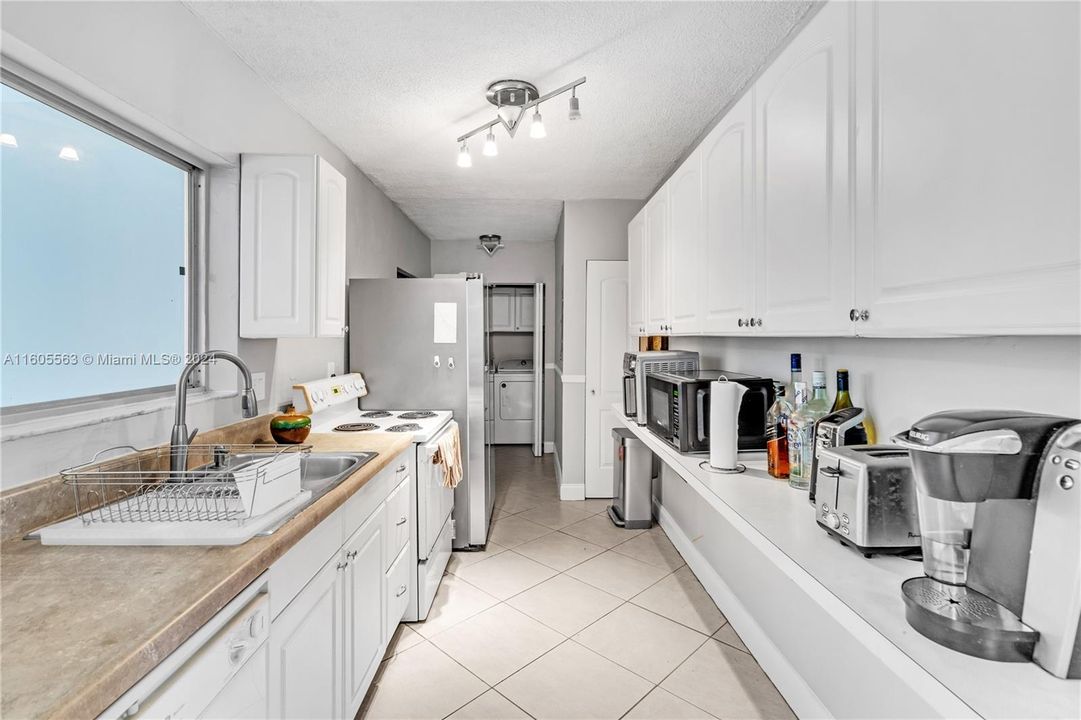 Active With Contract: $399,000 (3 beds, 2 baths, 1285 Square Feet)