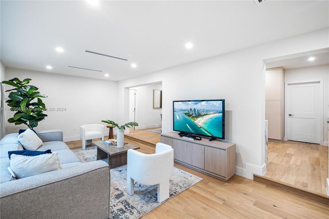 For Sale: $1,675,000 (3 beds, 2 baths, 1595 Square Feet)