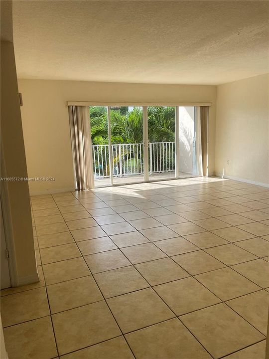 Active With Contract: $1,950 (2 beds, 1 baths, 863 Square Feet)