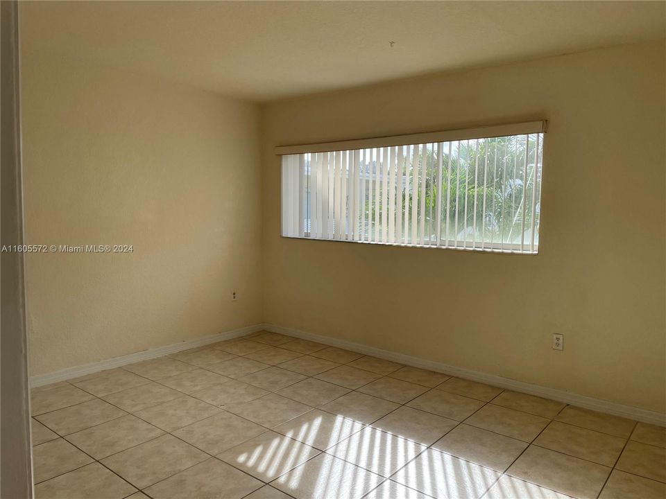 Active With Contract: $1,950 (2 beds, 1 baths, 863 Square Feet)