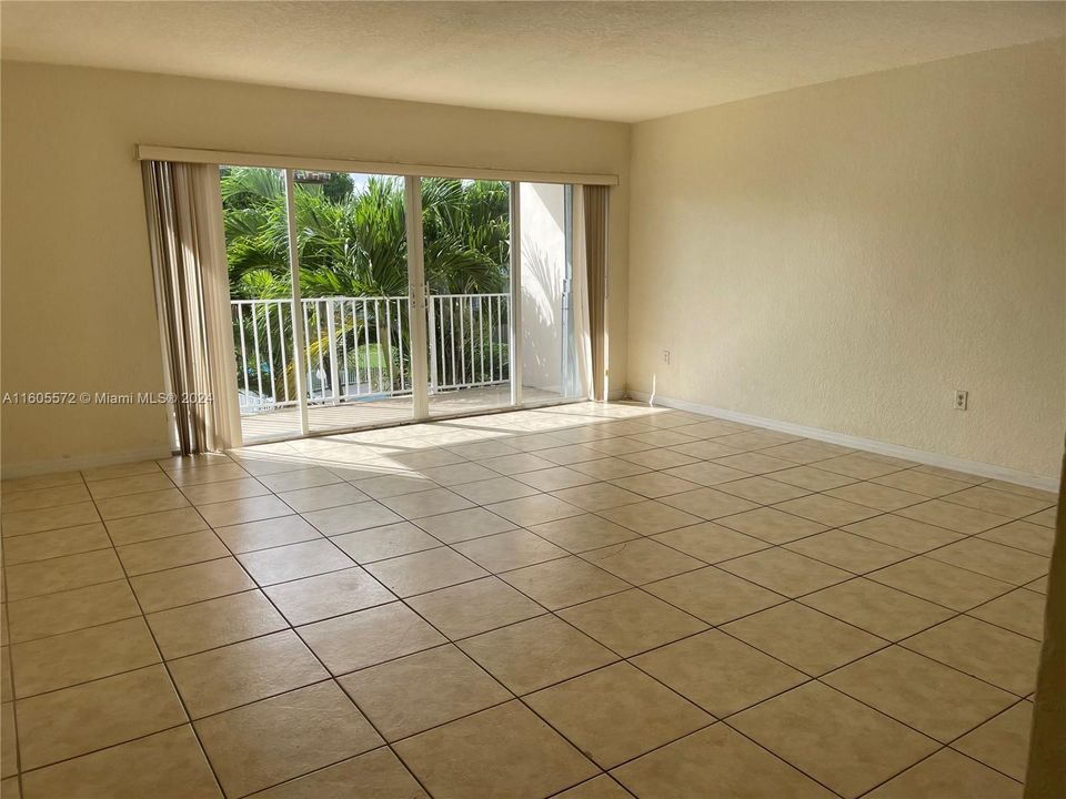 Active With Contract: $1,950 (2 beds, 1 baths, 863 Square Feet)