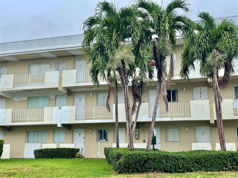 Active With Contract: $1,950 (2 beds, 1 baths, 863 Square Feet)