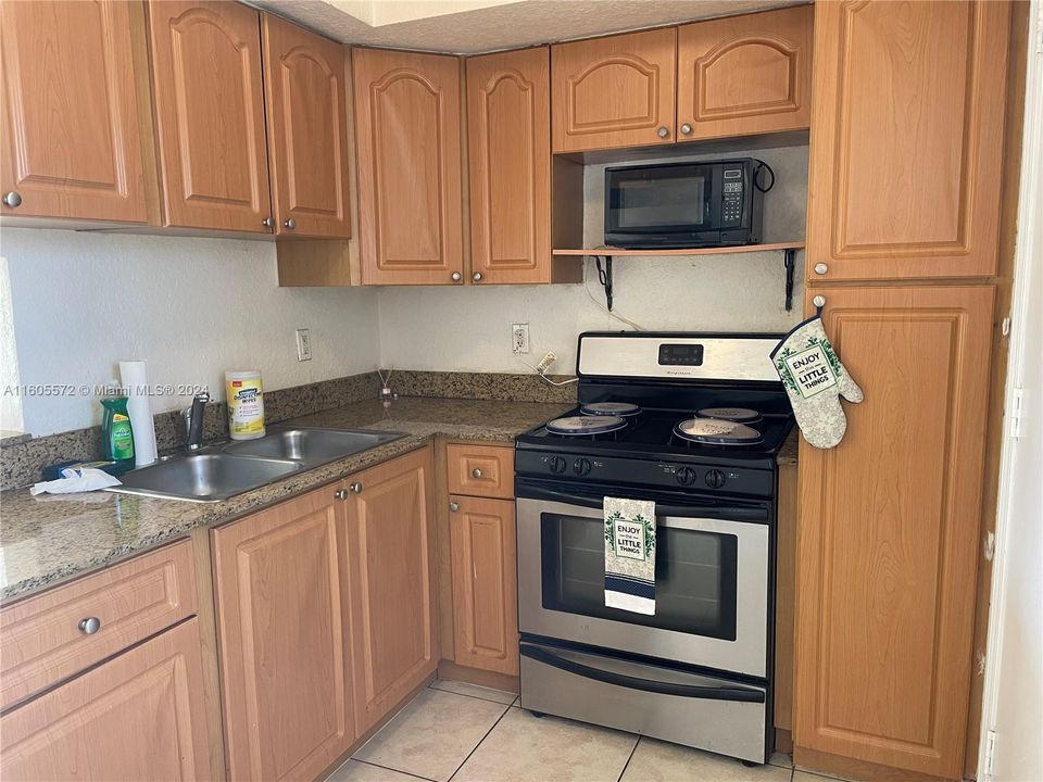 Active With Contract: $1,950 (2 beds, 1 baths, 863 Square Feet)