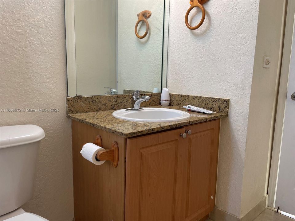 Active With Contract: $1,950 (2 beds, 1 baths, 863 Square Feet)