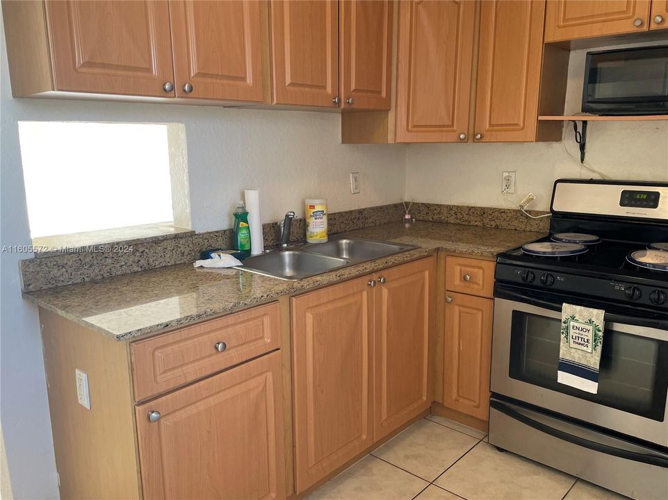 Active With Contract: $1,950 (2 beds, 1 baths, 863 Square Feet)