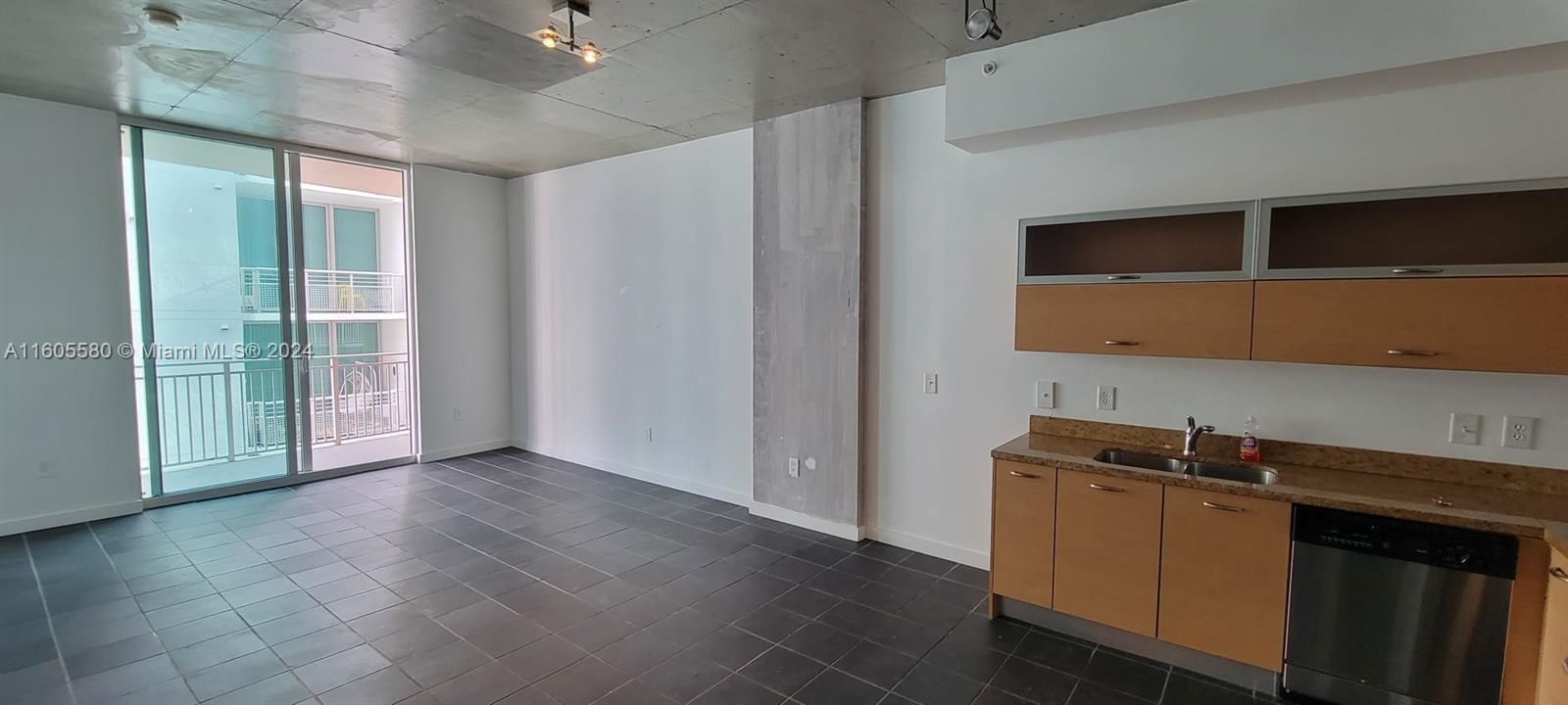 For Sale: $380,000 (1 beds, 1 baths, 775 Square Feet)