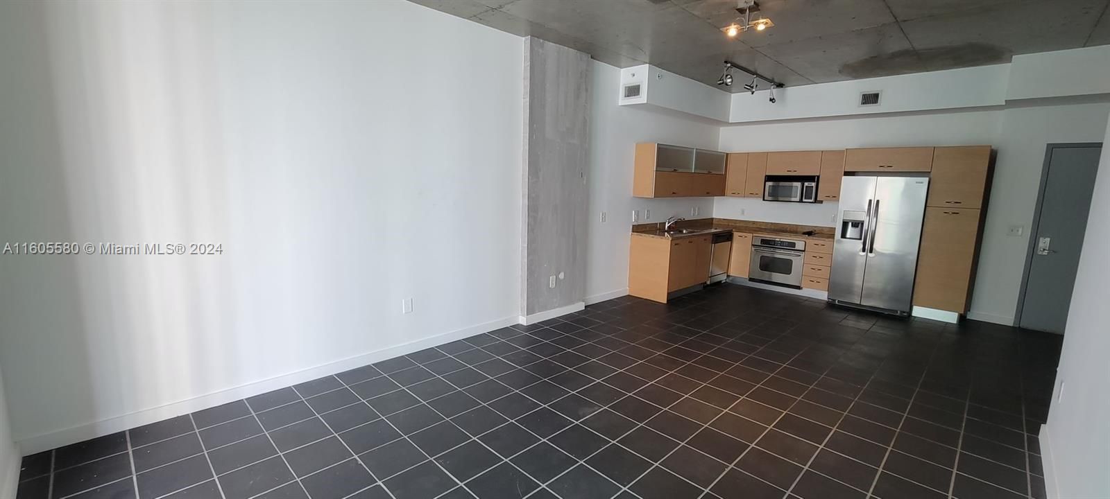 For Sale: $380,000 (1 beds, 1 baths, 775 Square Feet)