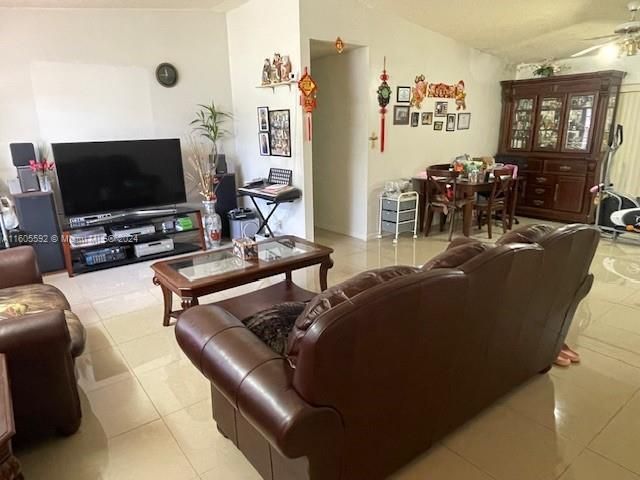 En Venta: $510,000 (4 camas, 2 baños, 1872 Pies cuadrados)