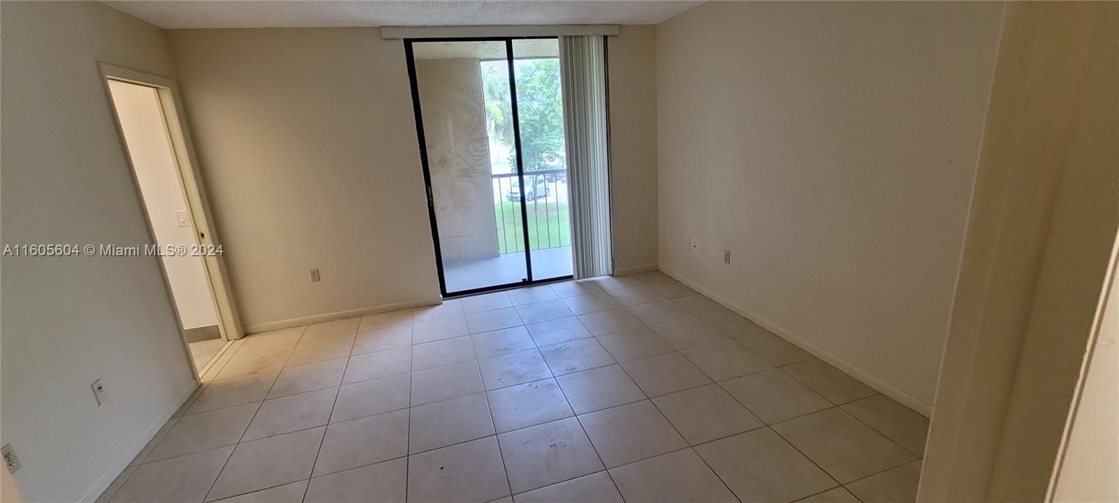 For Rent: $2,400 (2 beds, 2 baths, 965 Square Feet)