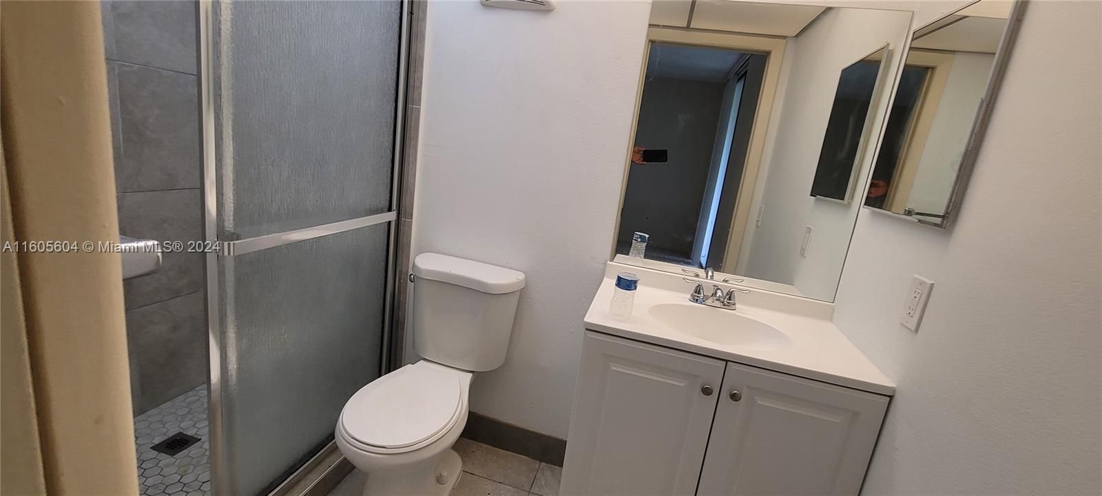 For Rent: $2,400 (2 beds, 2 baths, 965 Square Feet)