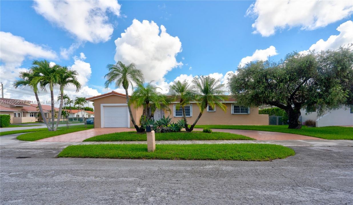 Active With Contract: $699,999 (3 beds, 2 baths, 1707 Square Feet)