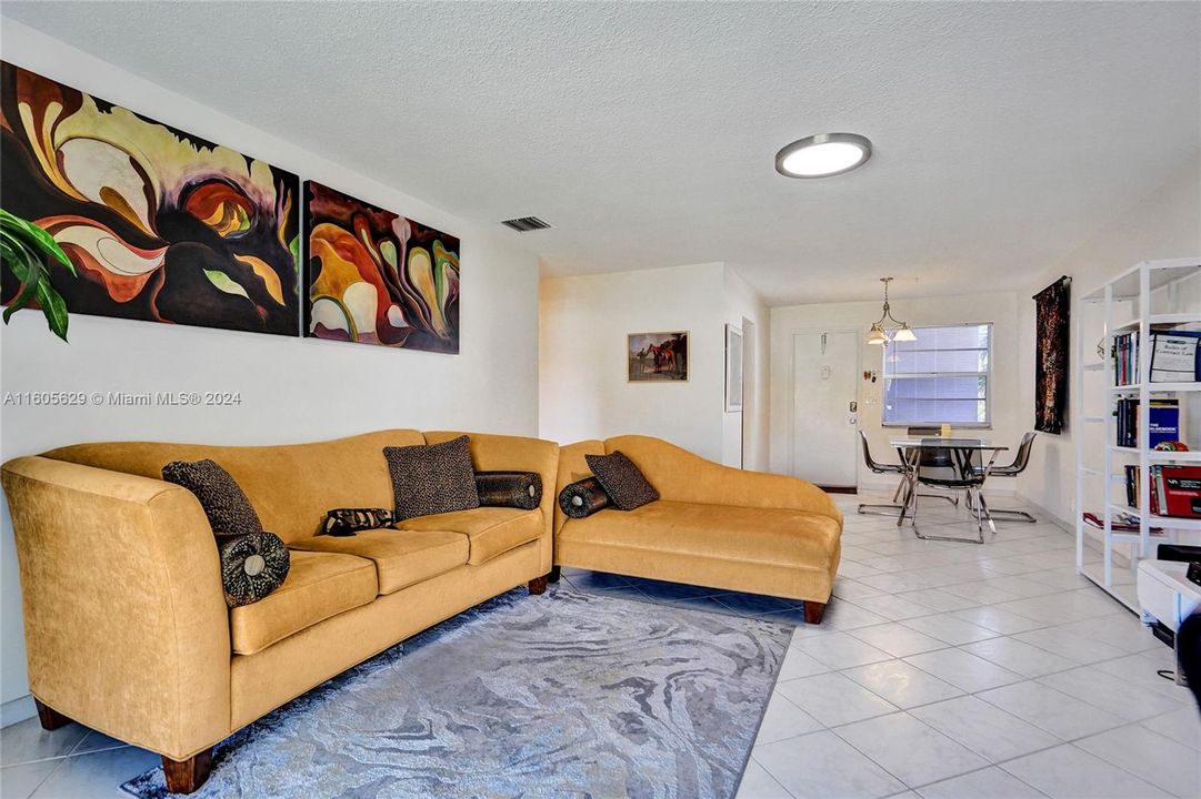 For Sale: $230,000 (1 beds, 1 baths, 720 Square Feet)