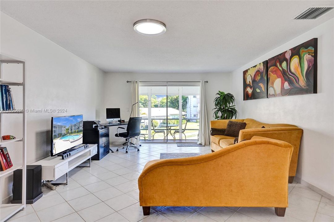 For Sale: $230,000 (1 beds, 1 baths, 720 Square Feet)