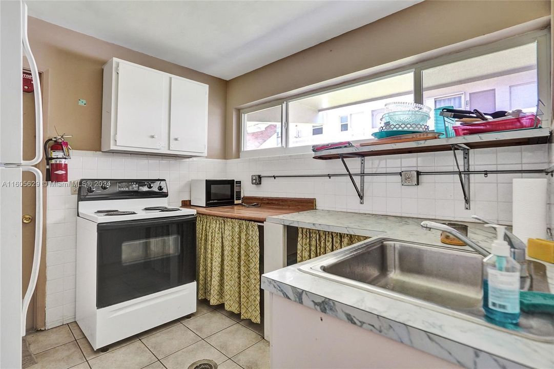 For Sale: $230,000 (1 beds, 1 baths, 720 Square Feet)