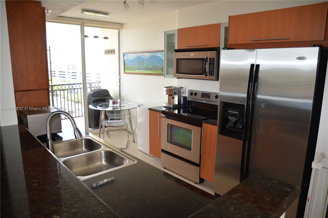For Sale: $580,000 (2 beds, 2 baths, 1190 Square Feet)
