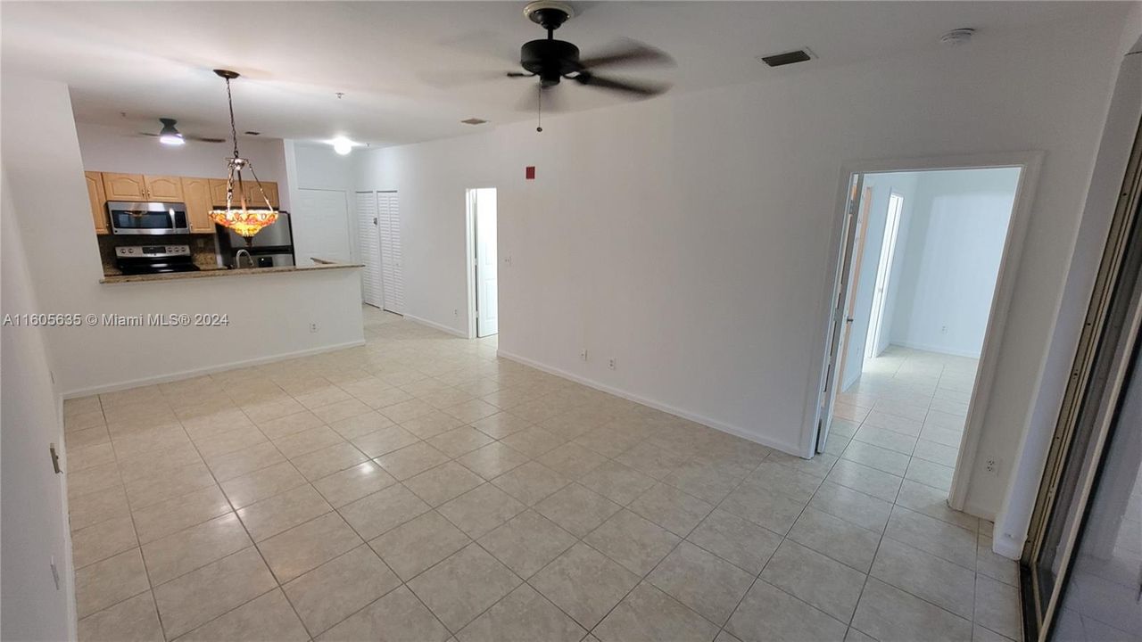 For Sale: $285,000 (2 beds, 2 baths, 935 Square Feet)