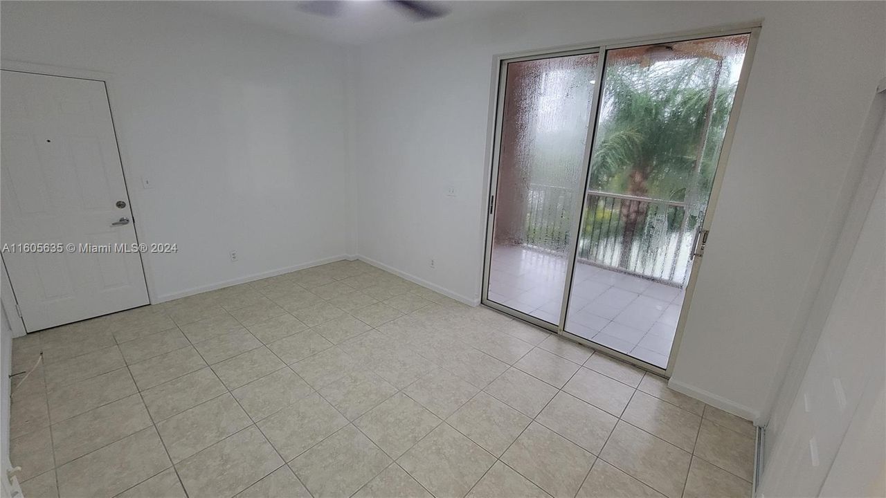 For Sale: $285,000 (2 beds, 2 baths, 935 Square Feet)