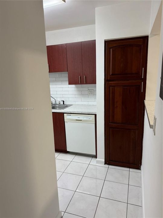 Active With Contract: $1,850 (1 beds, 1 baths, 720 Square Feet)