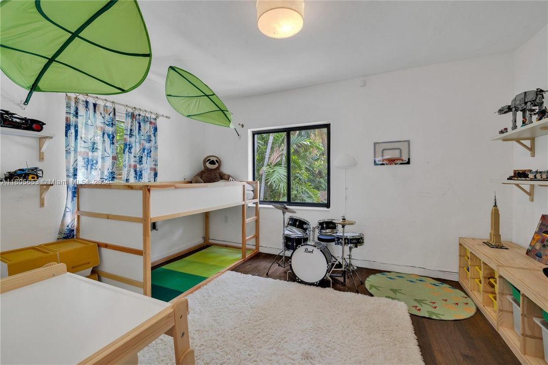 For Sale: $1,100,000 (3 beds, 2 baths, 1315 Square Feet)