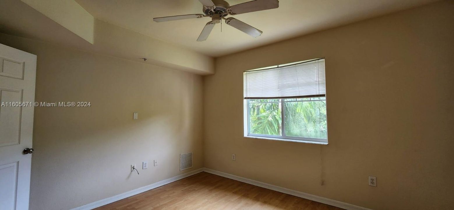 Active With Contract: $1,800 (1 beds, 1 baths, 740 Square Feet)