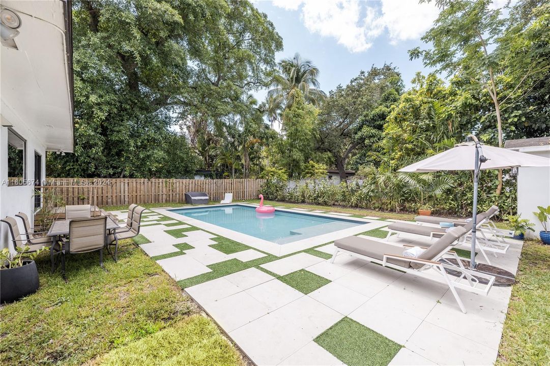 Active With Contract: $1,200,000 (3 beds, 2 baths, 1689 Square Feet)