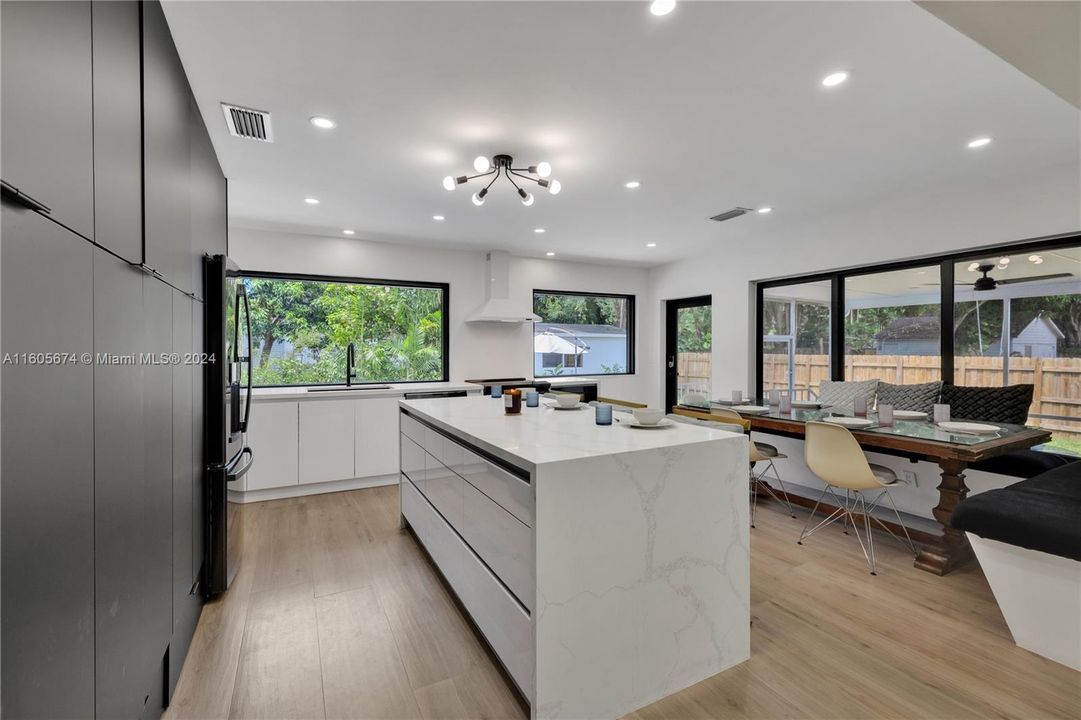 Active With Contract: $1,200,000 (3 beds, 2 baths, 1689 Square Feet)