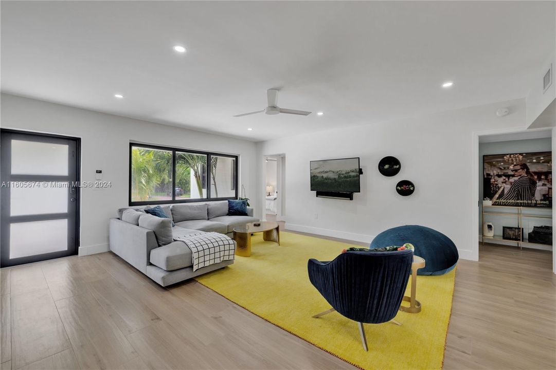 Active With Contract: $1,200,000 (3 beds, 2 baths, 1689 Square Feet)