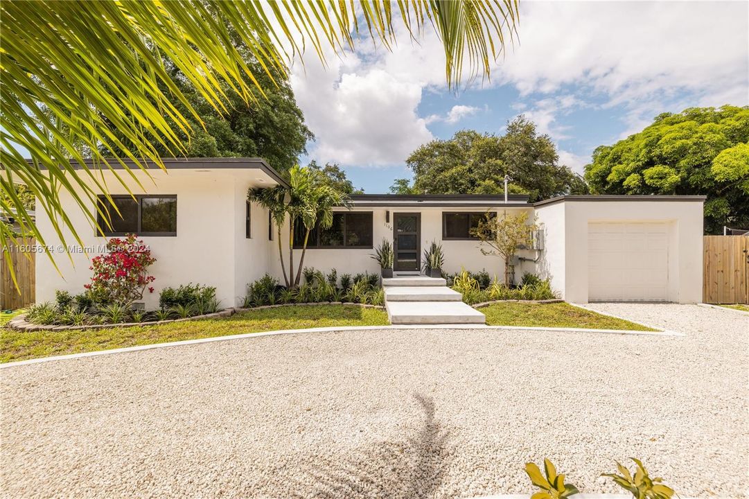 Active With Contract: $1,200,000 (3 beds, 2 baths, 1689 Square Feet)