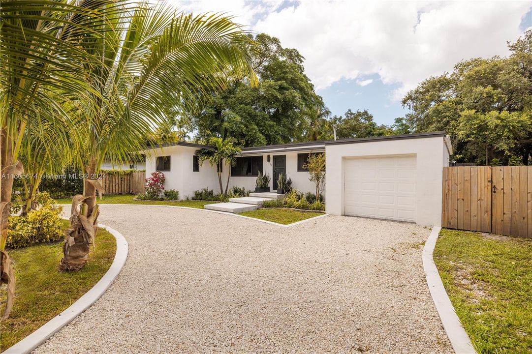 Active With Contract: $1,200,000 (3 beds, 2 baths, 1689 Square Feet)