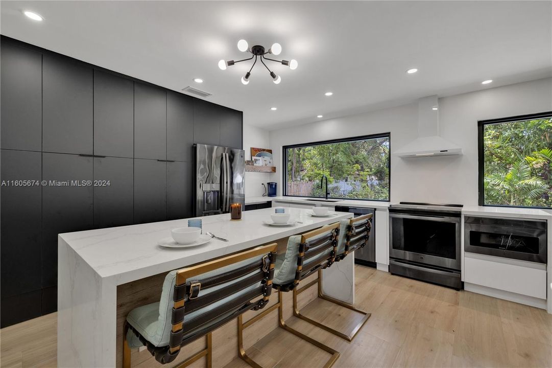 Active With Contract: $1,200,000 (3 beds, 2 baths, 1689 Square Feet)