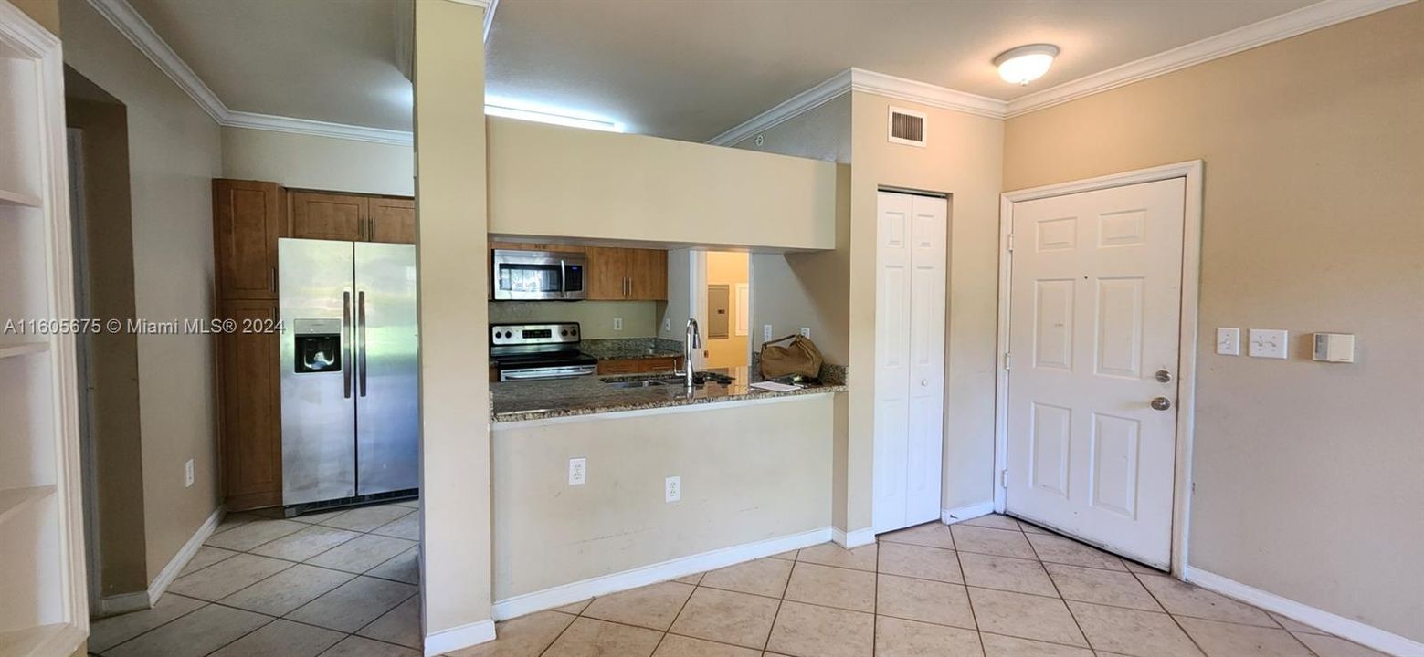 For Rent: $1,900 (1 beds, 1 baths, 843 Square Feet)