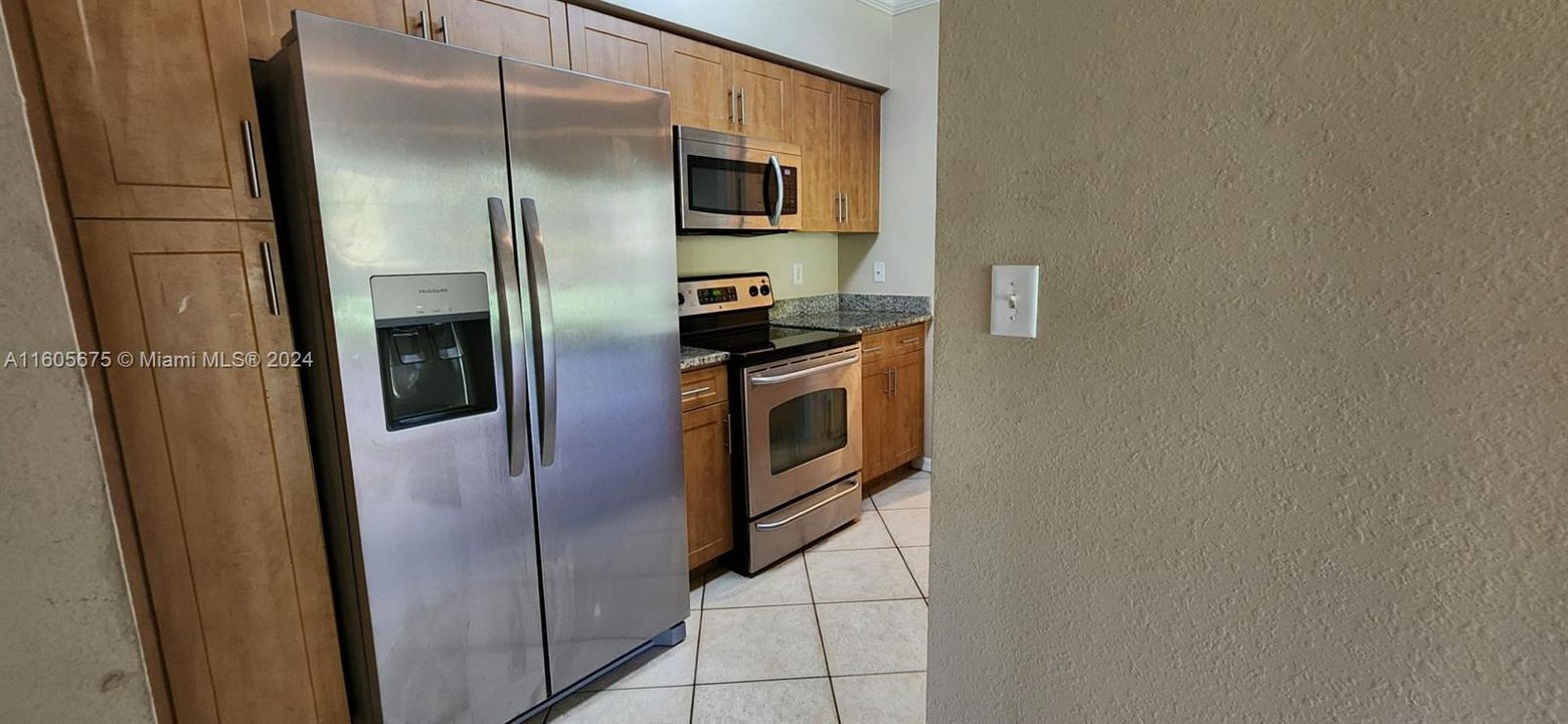 For Rent: $1,900 (1 beds, 1 baths, 843 Square Feet)
