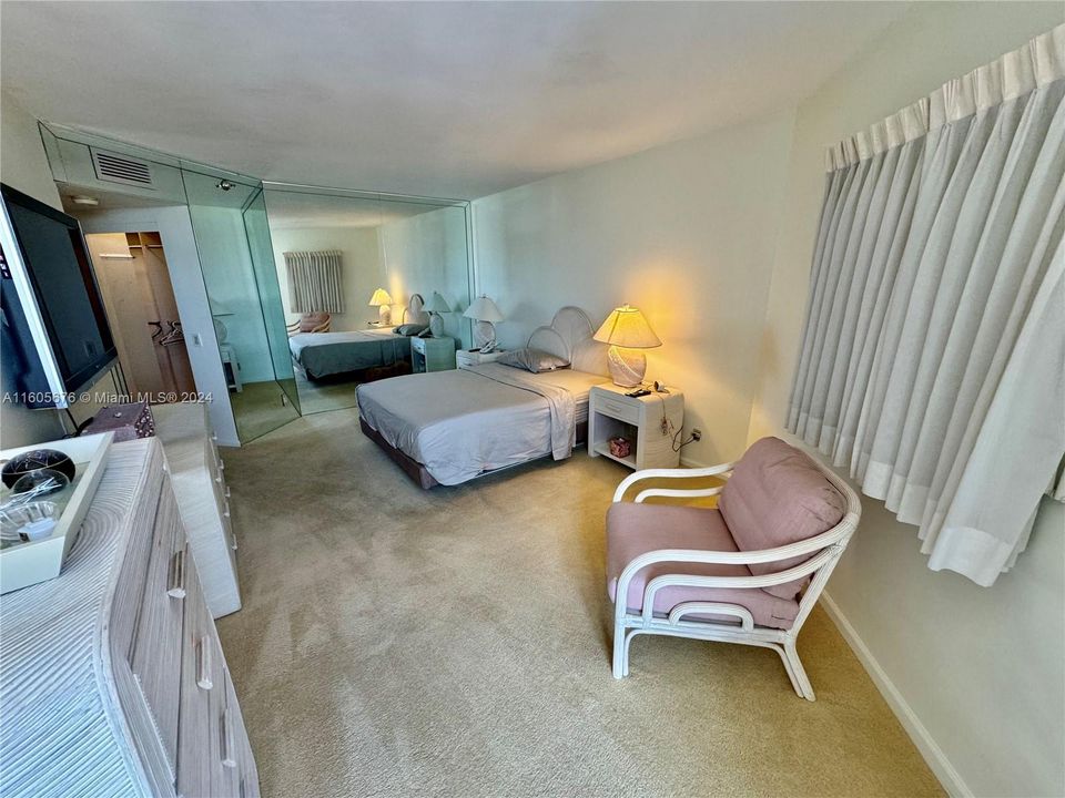 HUGE MASTER BEDROOM WITH LARGE SITTING AREA EAST WATER VIEWS PLASTERED CEILINGS "NO POPCORN"