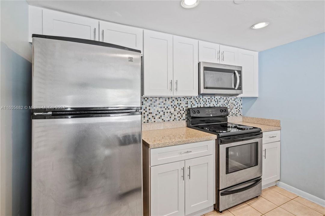 For Sale: $437,000 (2 beds, 2 baths, 1000 Square Feet)