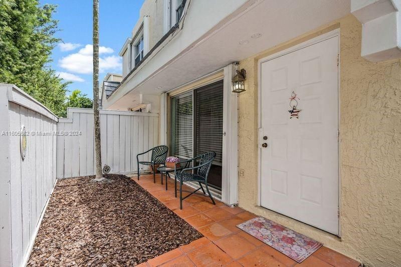 For Sale: $437,000 (2 beds, 2 baths, 1000 Square Feet)