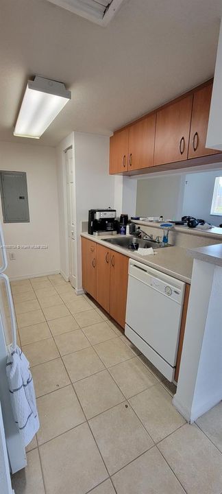 Active With Contract: $1,900 (1 beds, 1 baths, 605 Square Feet)